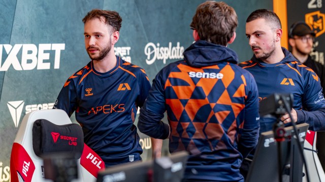 Apeks players high-fiving each other after a match at CS2 Major.
