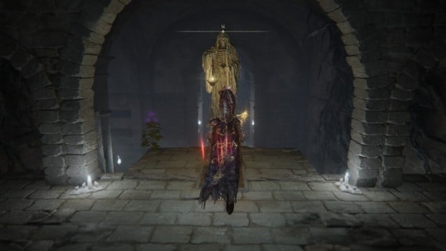 A knight in Elden Ring approaches a lever at the end of a dungeon, on a ledge above a dungeon floor.