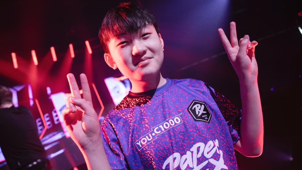 VALORANT player Jinggg throws up peace signs with his hands while smiling.