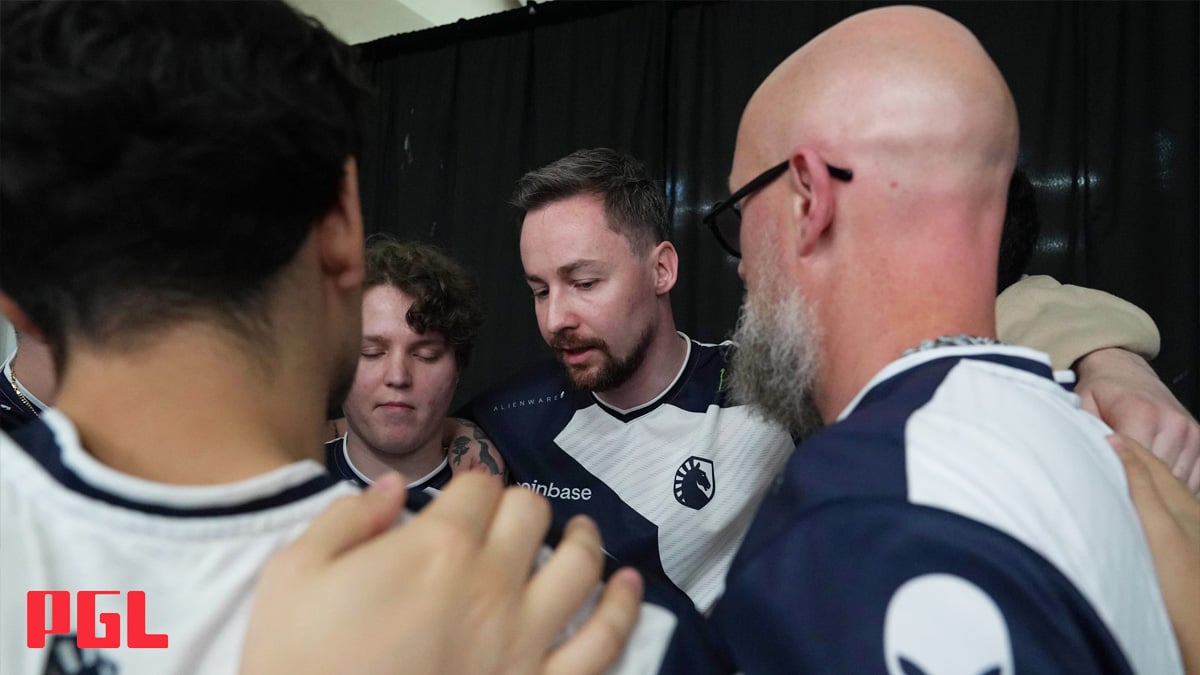 CadiaN (center) stands leading Team Liquid in discussion at the PGL Copenhagen Major American RMR.