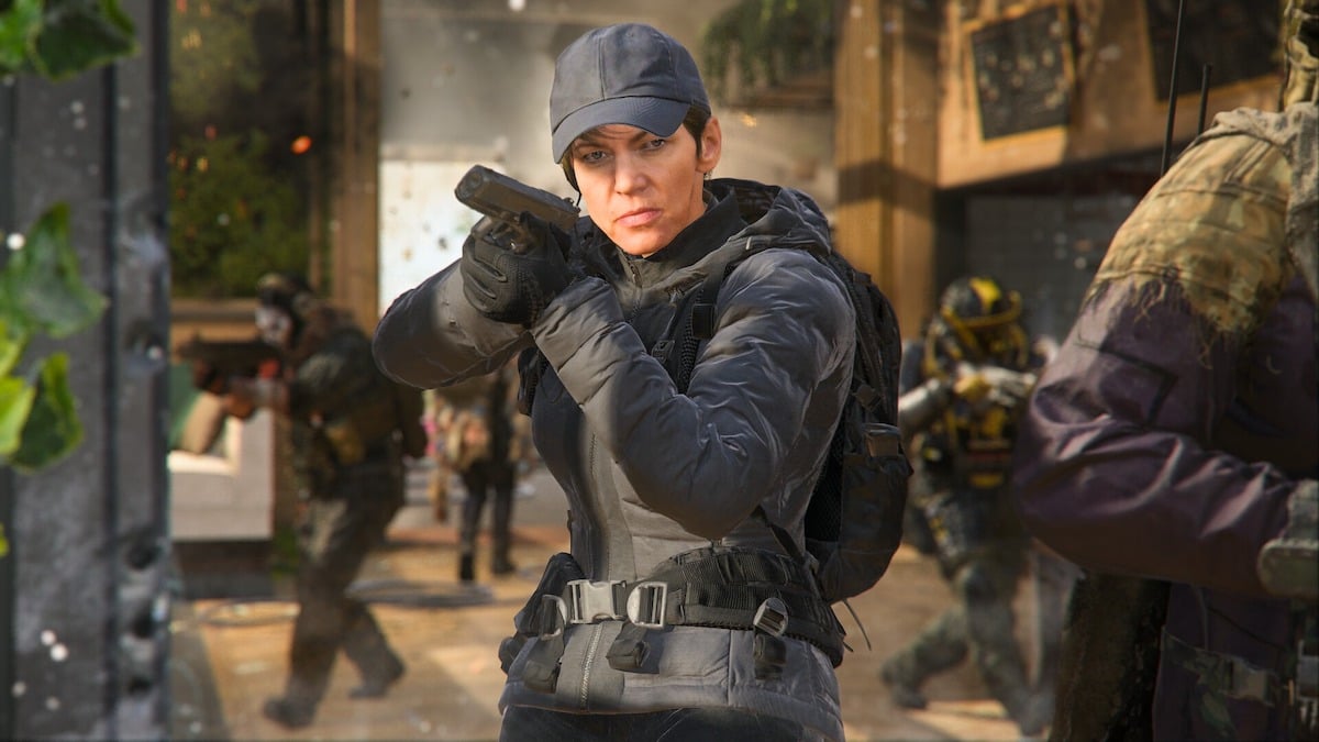 An agent in MW3 holding a handgun while other troops engage enemies in Call of Duty.