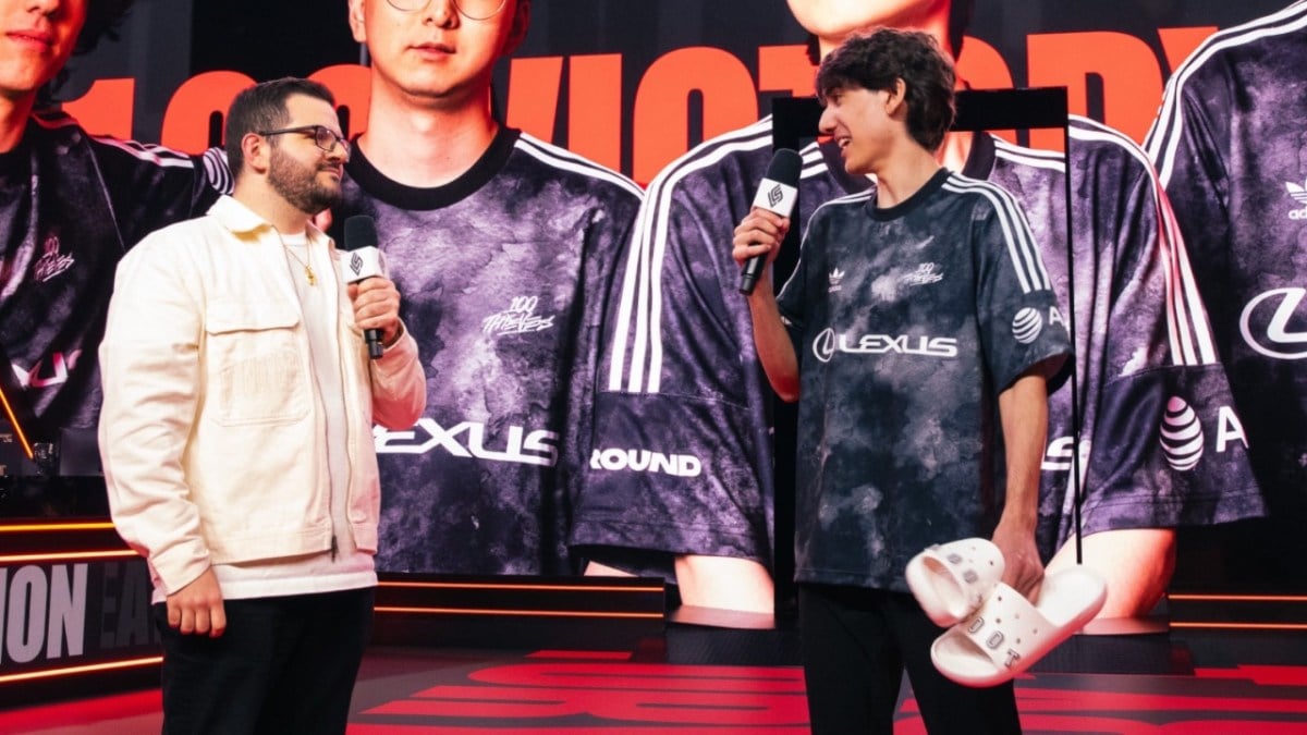 Snipre holding his Crocs on stage League of Legends