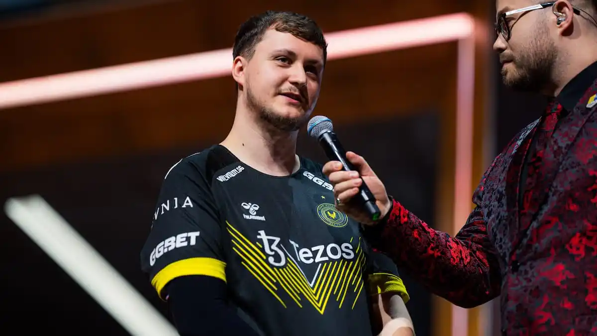 Mezii taking an interview during PGL Major.
