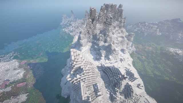 Une vue aérienne d'une montagne enneigée, d'un biome de fleurs de cerisier et d'un village dans Minecraft.