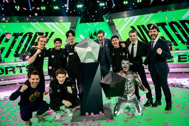 G2 Esports pose infront the LEC Shield