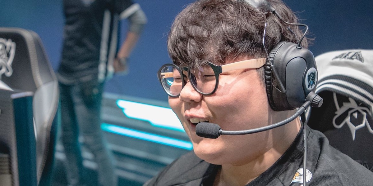 Lee "Wolf" Jae-wan with a headset on.