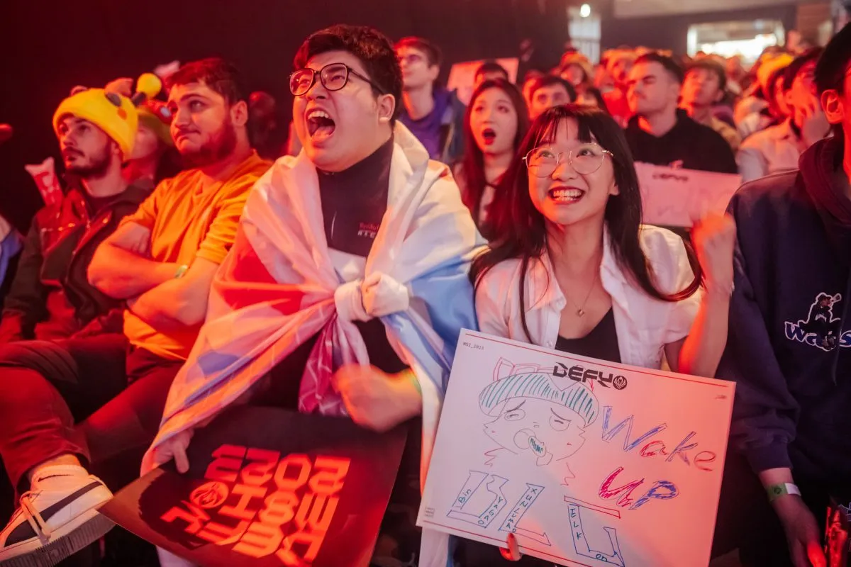 A crowd of BLG fans cheer on their team at MSI.