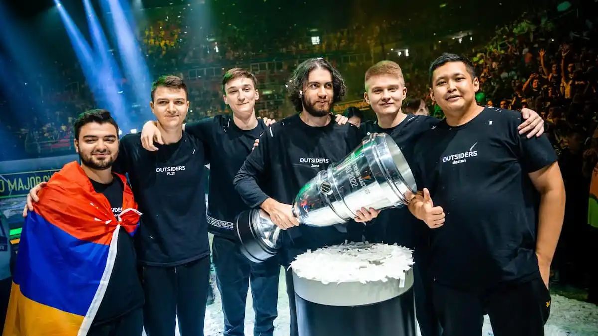 Outsiders celebrate with the IEM Rio Major trophy.