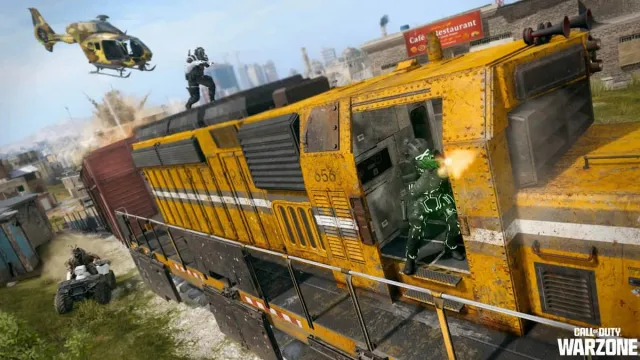 Jugadores de Warzone aterrizando en un tren amarillo, con un helicóptero volando detrás.