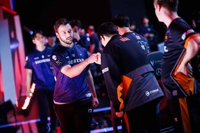 Eain "APA" Stearns of Team Liquid Honda shaking hands with Fnatic during MSI Bracket Stage at Chengdu.