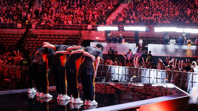 Fnatic bowing on MSI 2024 stage.