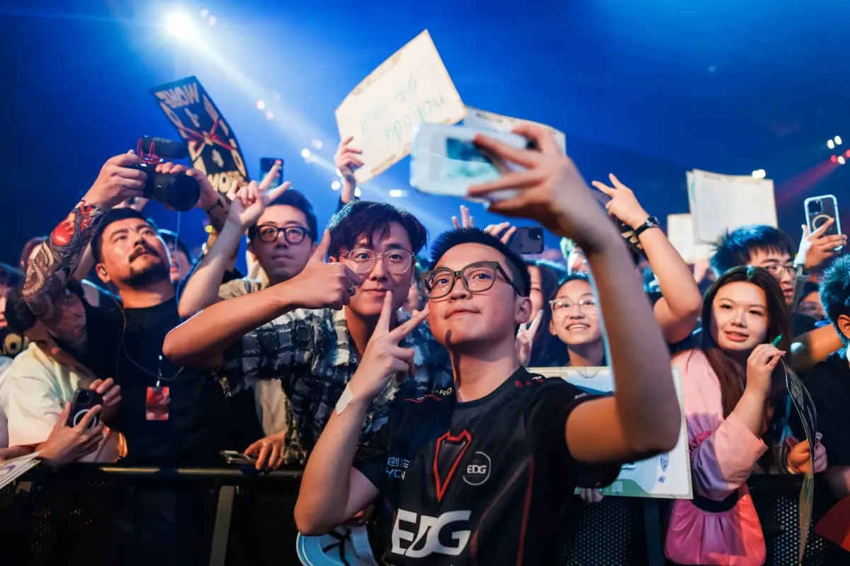 ZmjjKKof EDward Gaming poses with fans in the audience after victory against Giants at VALORANT Champions 2023.