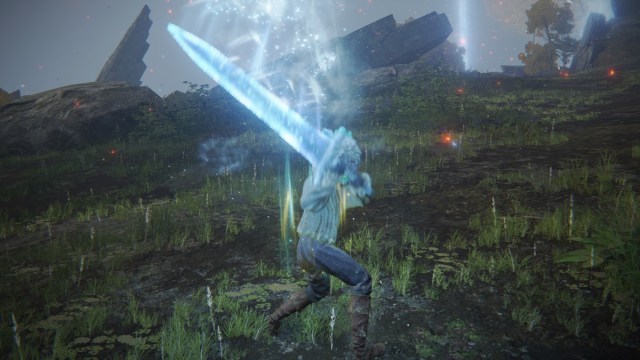 A Prisoner in Elden Ring swings the Dark Moon Greatsword.