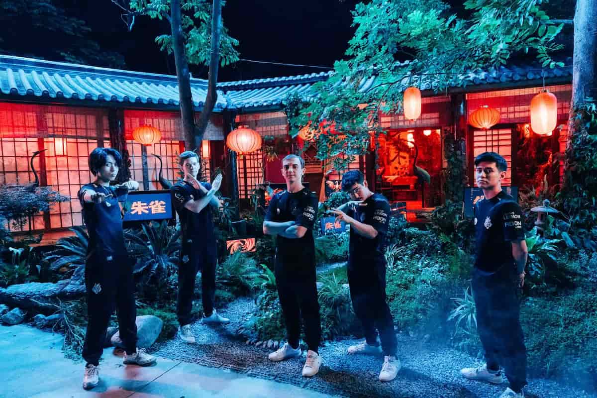 G2 Esports posing together as a team at MSI 2024