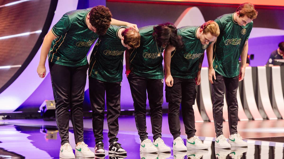 FlyQuest bowing before the crowd at MSI 2024.
