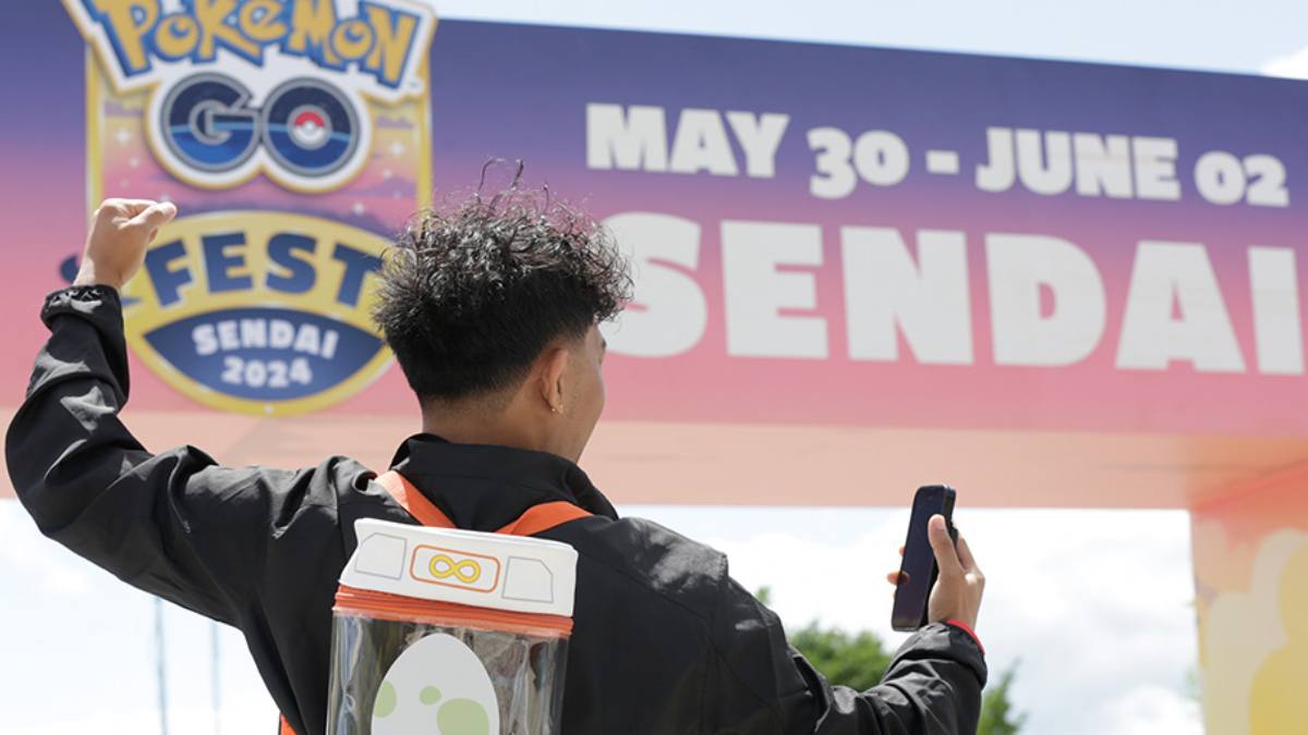 A player catching a Pokemon at Go Fest Sendai.