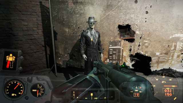 Silver Shroud costume on a mannequin in Fallout 4