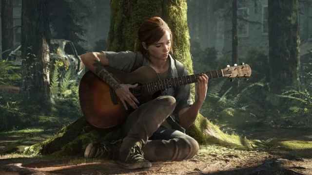 Une image promotionnelle d'Ellie jouant de la guitare dans les bois de TLOU2