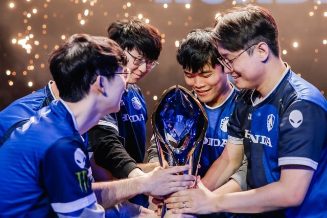 Team Liquid lift the LCS trophy at the LCS Spring 2024 Finals.