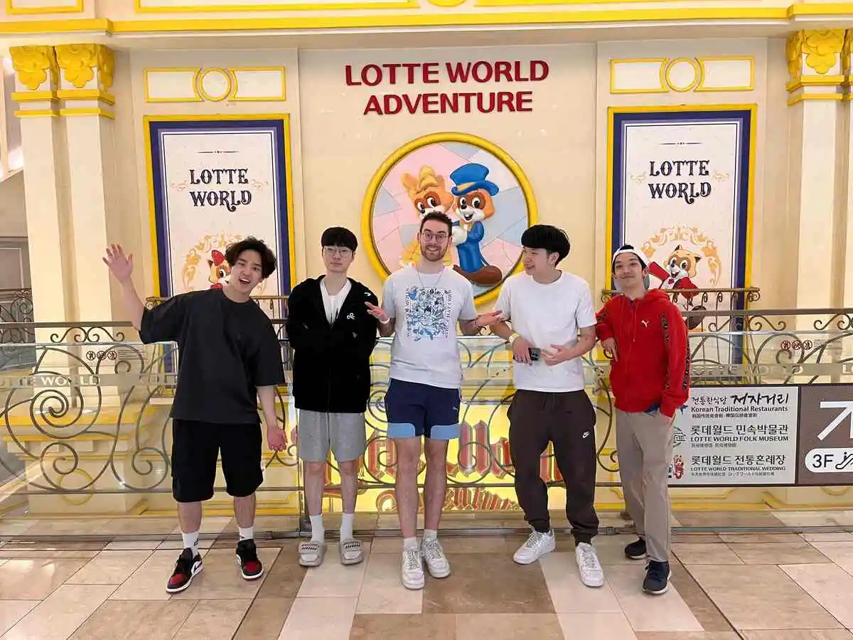 Cloud9 LoL visiting Lotte World Adventure