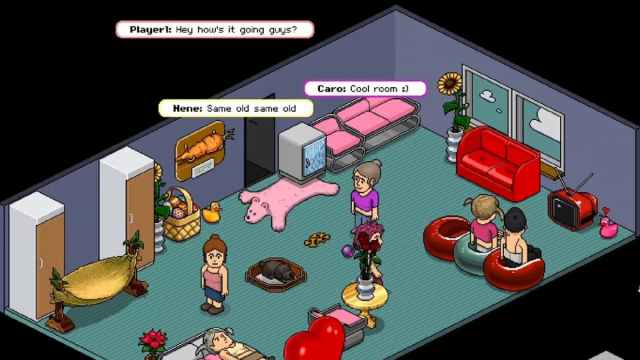 Players are talking inside a room in Habbo Hotel