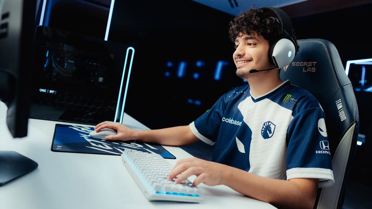Skullz, a CS2 player for Team Liquid, sits at his PC at the Team Liquid office, using Alienware peripherals