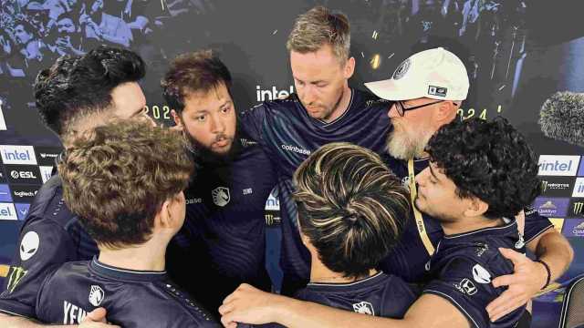 Team Liquid CS2 team huddling up before a match. Featuring Zews, Twistzz, skullz, NAF, Yekindar, cadiaN, and their assistant coach.