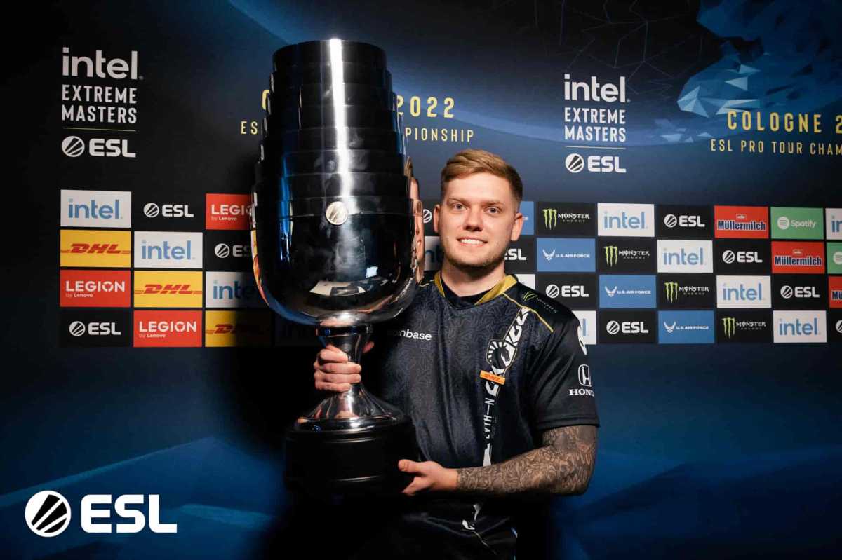 A picture of nitr0 holding the IEM Cologne 22 trophy.
