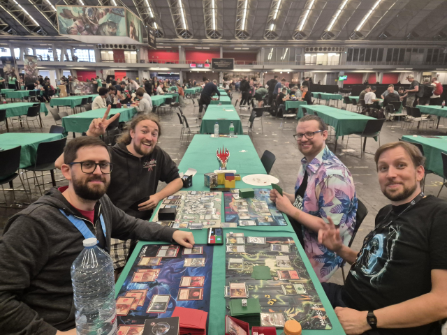 MTG Pro Tour champion Simon Nielsen (top-right) plays Commander with other MTG players in Amsterdam.