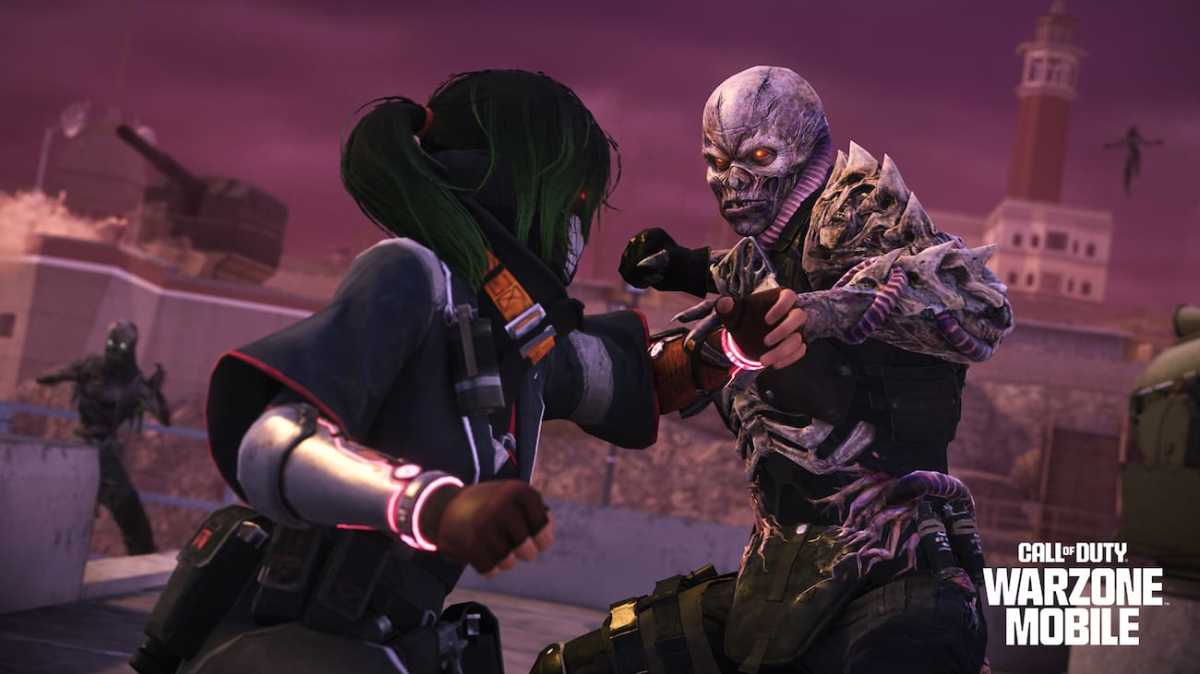 Player and a zombie engaged in combat in Warzone Mobile.