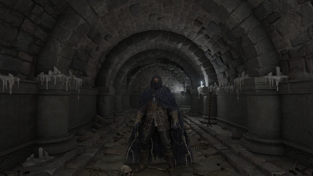 Player character wearing the Raptor's Black Feathers in Elden Ring
