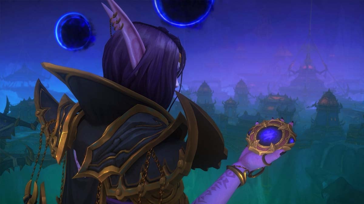 Xal'atath looking at a device in WoW The War Within