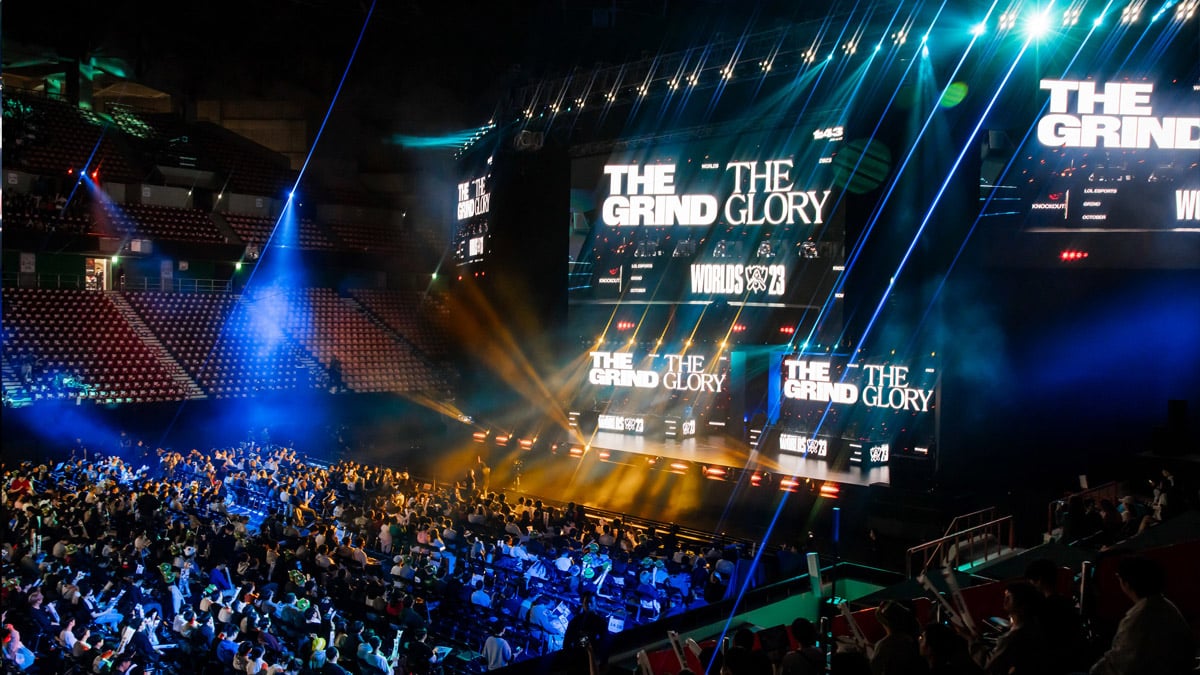 The crowd cheers in Seoul for the LoL Worlds Play-In.