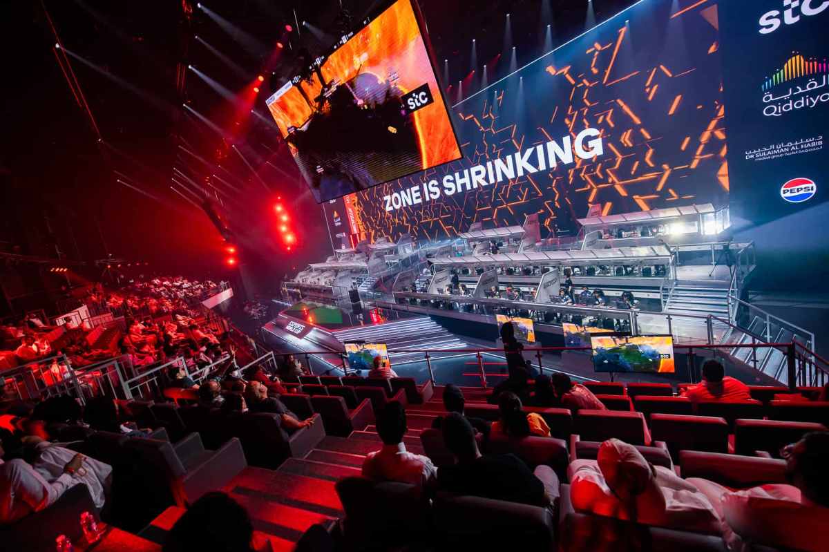 The crowd watching the ring shrink at the Apex Legends tournament in the Esports World Cup