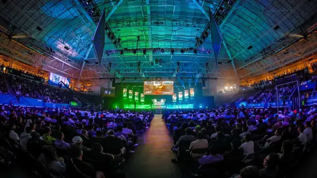 The crowd at CDL Major 3 2024 in Toronto, with green and teal lights dividing the crowd in half.