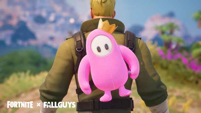 A Fortnite player wears a pink Fall Guys bean backpack