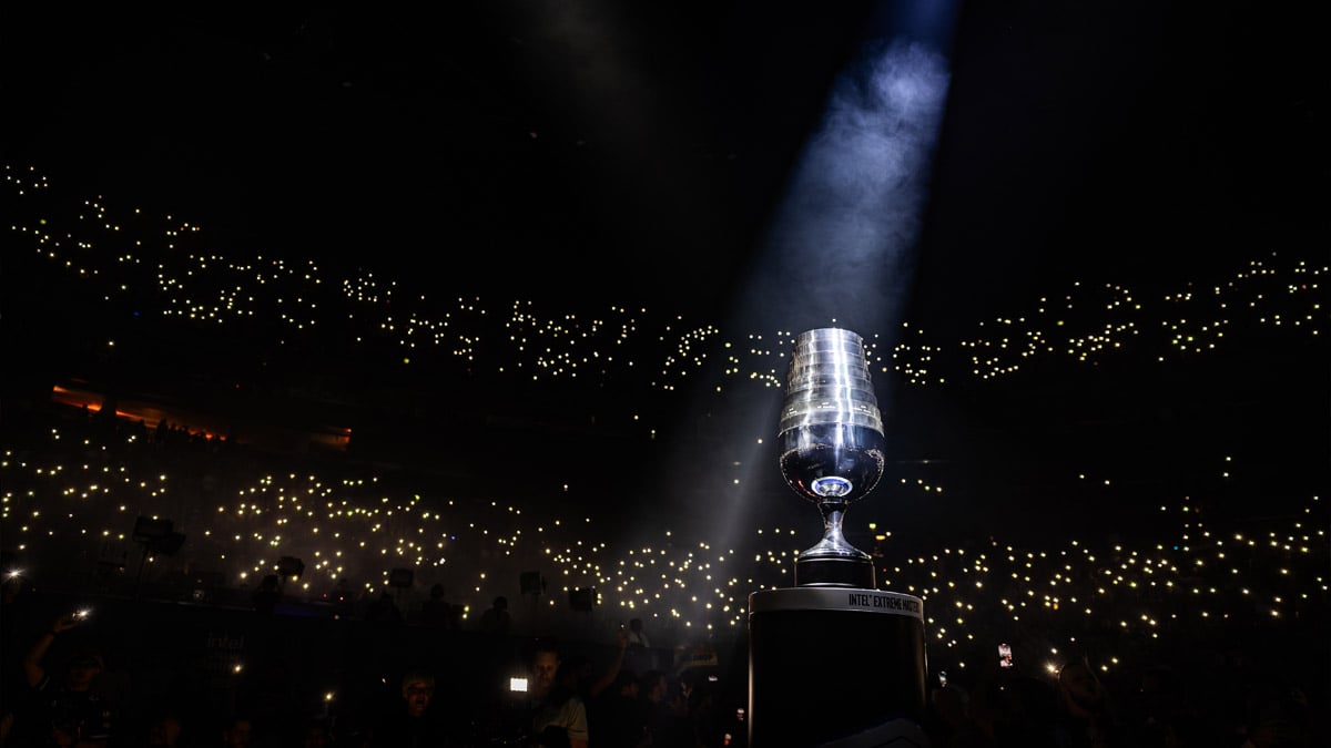 The lights go out as the crowd turn on their torches, with a single spotlight lighting up the IEM Cologne trophy.