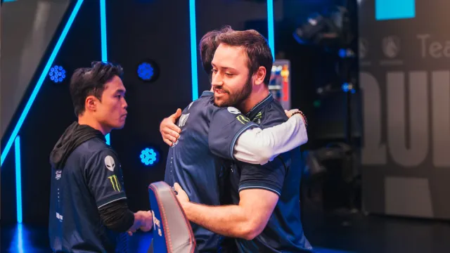 UmTi y APA se abrazan después de terminar una temporada invicta de la LCS en el escenario.