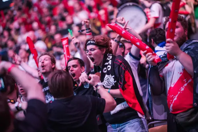 Los fanáticos de los deportes electrónicos de LEC G2 gritan después de que G2 ganara el final de temporada de LEC