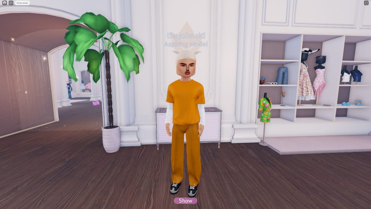 An image from Dress to Impress in Roblox of a male character in a prison jumpsuit.