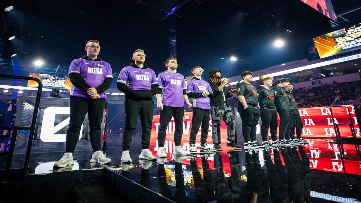 Four Toronto Ultra players in purple jerseys standing next to four Los Angeles Thieves players in black jerseys on-stage at CoD Champs 2024.