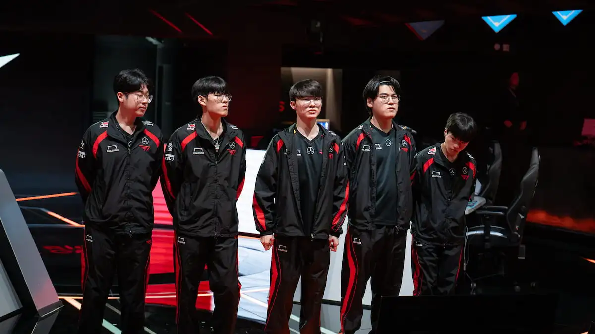 Image showing the T1 roster bowing down to the audience in LCK 2024.