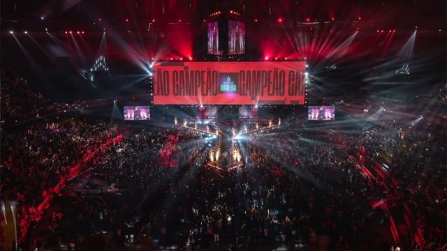 A wide shot of a stage and crowd celebrating the CBLOL 2024 Summer Split finals.