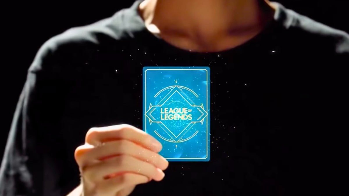 player holding a league of legends rune battleground card