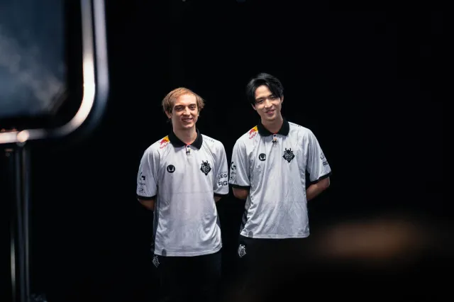 Case and Hans Same smiling while doing pictures and social media features for Worlds