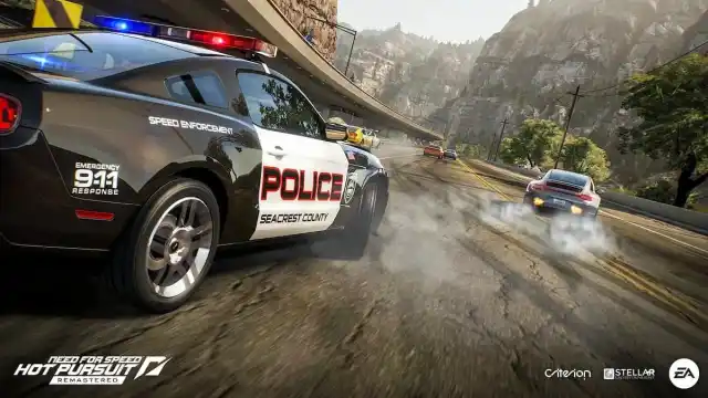 A police car chasing drivers in NFS Hot Pursuit Remastered.