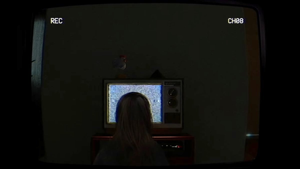 Watching Juliana sitting intently at the cursed tape in TELEFORUM as it shows static