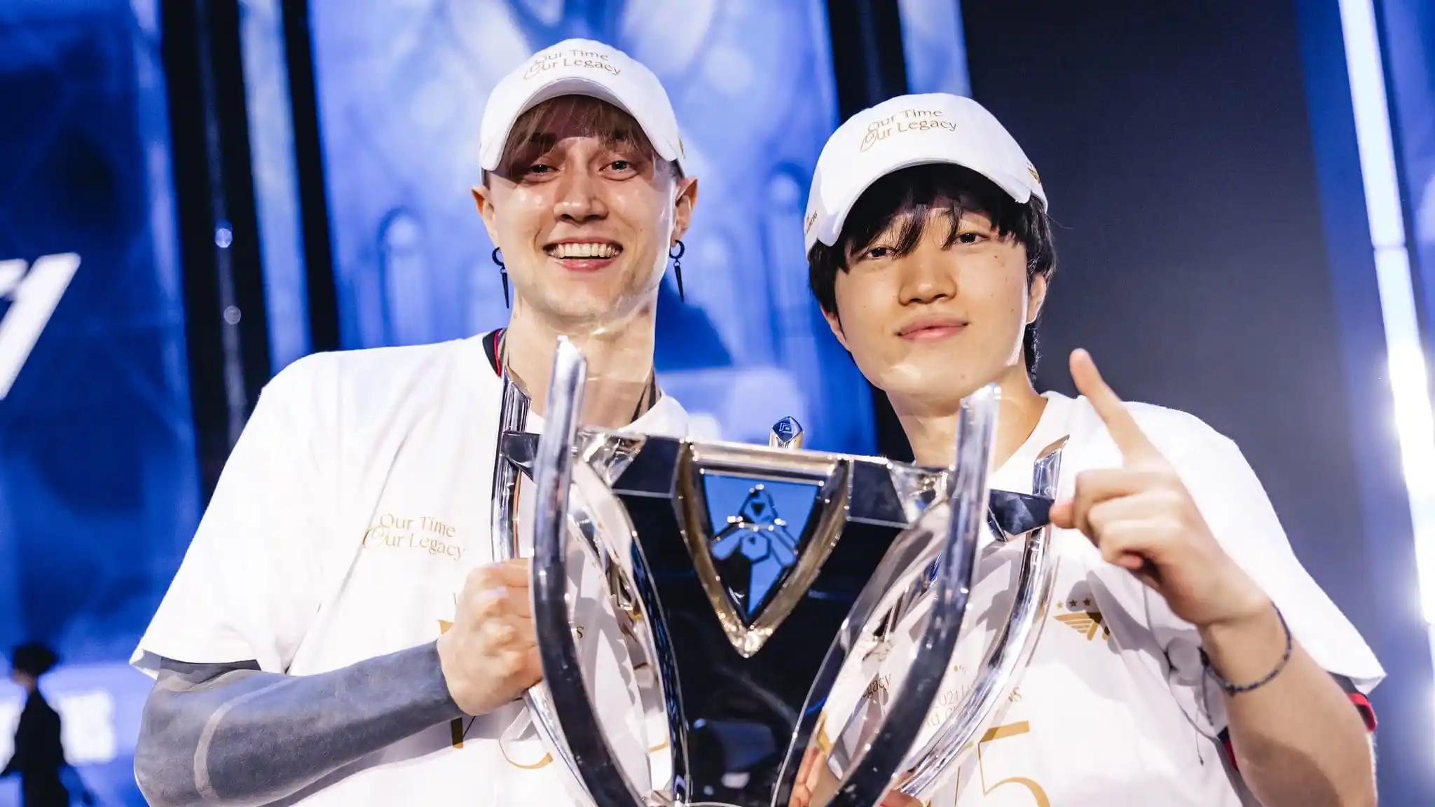 Rekkles lifting the worlds trophy with Keria.