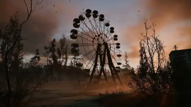 Abandoned ferris wheel with a sunset background