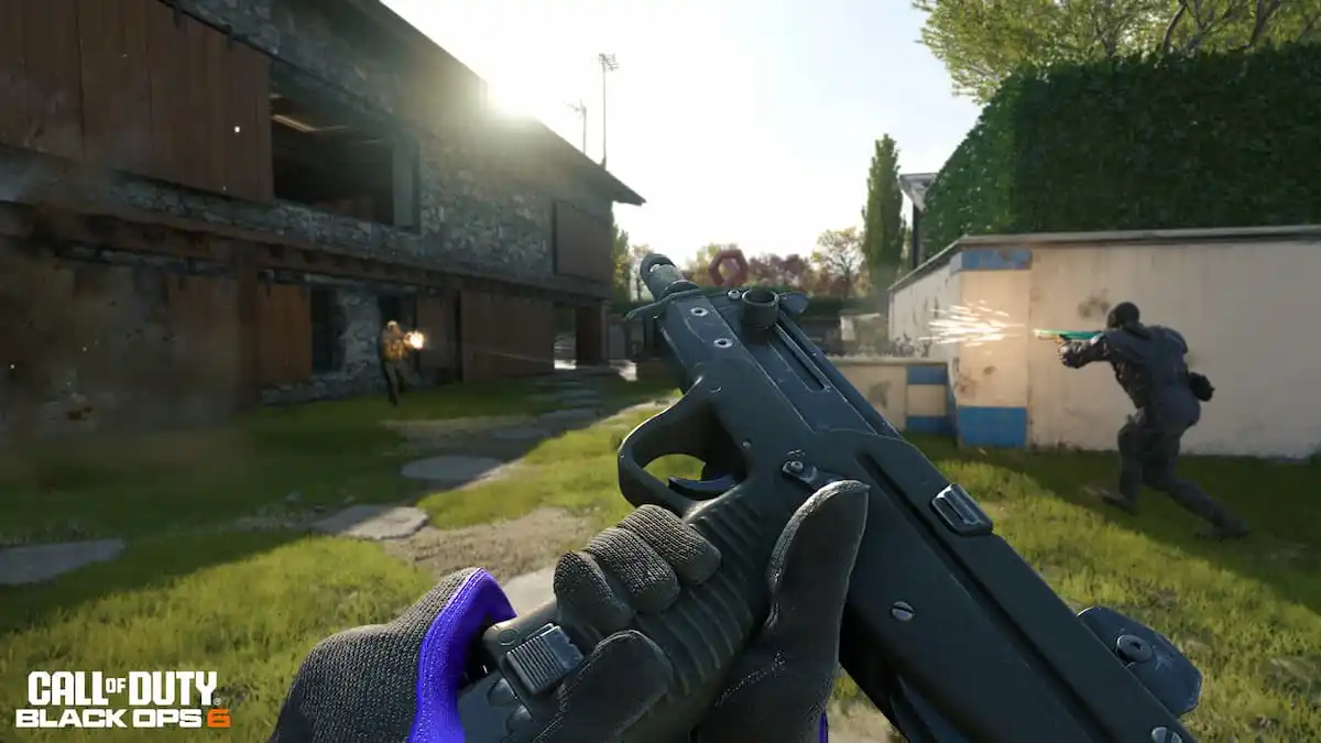 Saug SMG in Black Ops 6. An operator reloads the weapon while two enemies fire at each other in front of them.